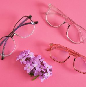 eyeglasses-bright-pink-background-trendy-eyeglass-frames-copy-space_531397-2600